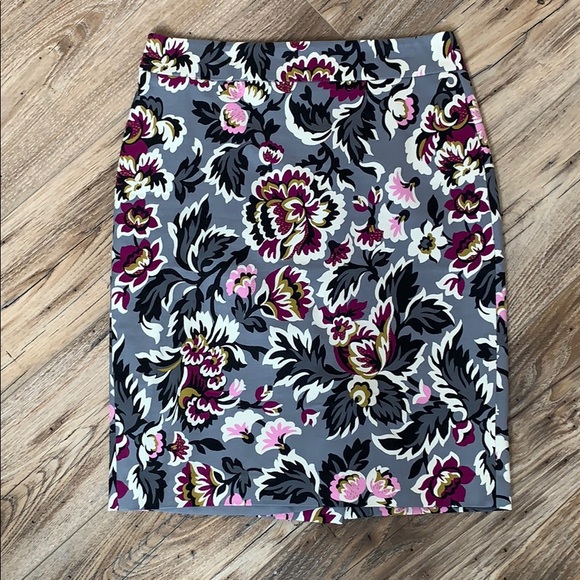 Ann Taylor Factory Dresses & Skirts - Ann Taylor Factory Grey Floral Pencil Skirt 0